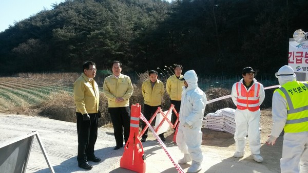 ▲ 주낙영 경북도 행정부지사(제일 오른쪽)가 구제역이 발생한 영천 화산양동장을 직접 찾아 구제역 차단을 위한 현장지휘에 나섰다.ⓒ경북도 제공