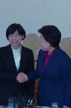 ▲ 악수를 나누는 이정희-한명숙/MBC캡쳐