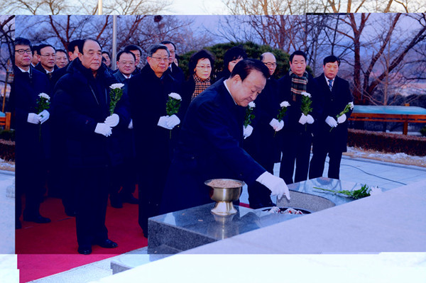 ▲ 충혼탑 참배하고 있는 박보생 시장ⓒ김천시 제공