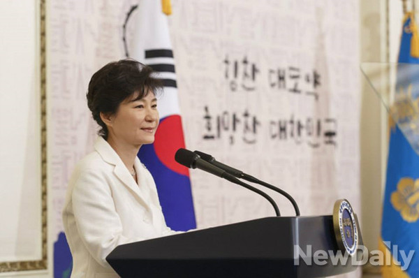 ▲ 박근혜 대통령이 2일 오후 청와대에서 열린 신년인사회에 참석해 모두발언을 하고 있다. ⓒ청와대 제공