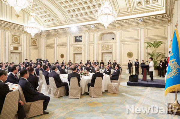 ▲ 2일 청와대에서 열린 신년인사회에 참석한 인사들이 박근혜 대통령의 발언을 듣고 있다. ⓒ청와대 제공