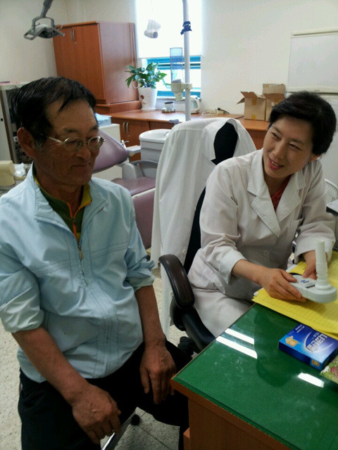 ▲ 금연클리닉센터를 찾은 주민이 상담을 받고 있다.ⓒ군위군 제공