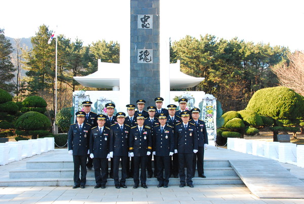 ▲ ⓒ뉴데일리 경남 거제경찰서(서장 이희석) 간부 고현동 충혼탑 참배