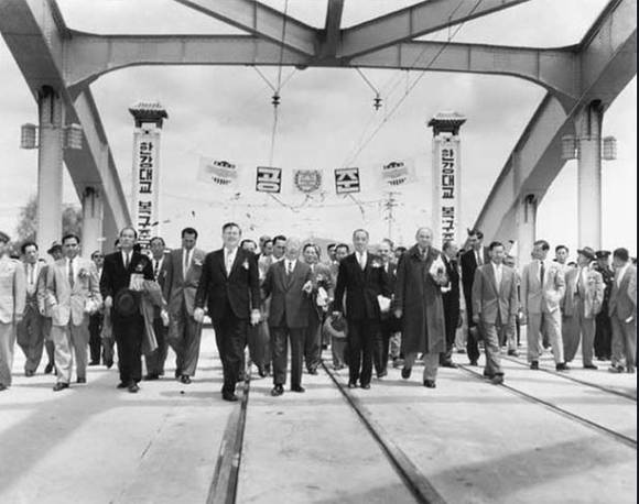 ▲ ⓒ정주영에게 '평생의 악몽'이 됐던 고령교 복구 공사.