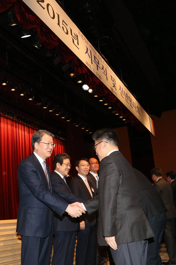 ▲ 임환수 국세청장이 시무식에 참석한 국세청 간부들과 일일이 악수하고 있다. ⓒ국세청