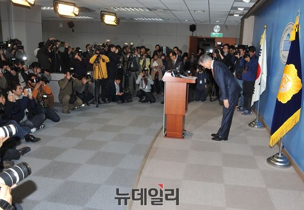 ▲ 새정치민주연합이 본격적으로 2·8 전당대회 당권 레이스에 돌입하면서, 출마자들이 보이는 각양각색의 언동이 화제에 오르고 있다. 사진은 문재인 의원의 당대표 출마 선언을 취재하는 취재진들의 모습. ⓒ뉴데일리 이종현 기자