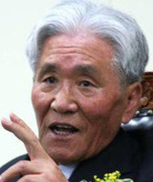 ▲ 죽은 리영희는 아직도 종친떼(종북-친북-떼춧불 복합체)와 4전패(486-전대협 패커리)의 정신적-사상적 교주 노릇을 하고 있다.    등의 저서는 운동권 이념화의 필독서 노릇을 톡톡히 했다. 리영희는 특히 모택동의 문화혁명과 홍위병을 높이 평가하는 글과 책을 썼다. 이 글은 노무현에게 영향을 미쳐 "가장 존경하는 사람이 모택동"이란 노무현의 망언을 탄생케한 원동력이 됐다.ⓒ뉴데일리 사진 DB