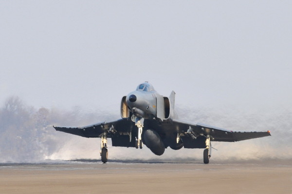 ▲ 최차규 공군참모총장이 F-4E 전투기에 탑승해 새해에도 빈틈없는 강력한 전방위 대비태세를 점검했다.ⓒ공군