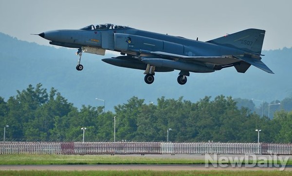 ▲ 제 17전투비행단 소속 F-4E 팬텀 전투기.ⓒ정상윤 뉴데일리 사진기자