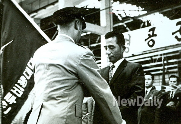 ▲ 최초의 팬텀기 부대인 151대대기를 수여하는 박정희 대통령(1969년 9월 23일).ⓒ공군