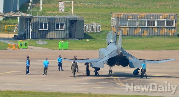 ▲ F-4 팬텀이 출격에 앞서 마지막 점검을 받고 있다.ⓒ정상윤 뉴데일리 사진기자
