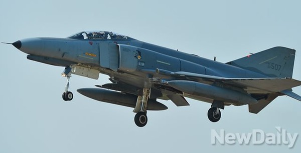 ▲ 초계비행에 나선 F-4E 팬텀 전투기.ⓒ정상윤 뉴뎅일리 사진기자