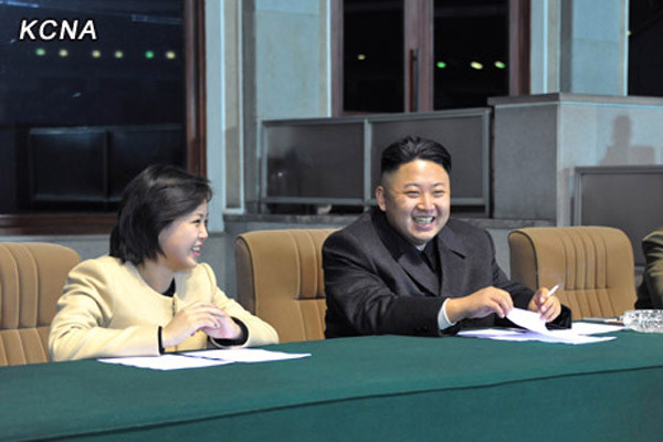 ▲ 이설주와 함께 한 자리에서 담배를 피우고 있는 김정은. 이설주가 임신했을 때도 '담배 공격'은 멈추지 않았다. 이설주도 담배를 피우기에 개의치 않을 가능성도 있다. ⓒ北선전매체 조선중앙통신 보도화면 캡쳐