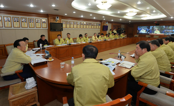 ▲ 경북도는 구제역이 지난달 30일 영천에서 발병 후 4일 안동, 의성으로 확산조짐을 보이자 김관용 도지사 주재로 구제역 확산방지를 위한 긴급영상회의를 개최했다.ⓒ경북도 제공