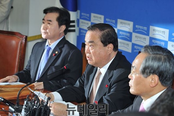 ▲ 새정치민주연합 비상대책위원회의에서 문희상 위원장(사진 가운데)이 발언하고 있다. ⓒ뉴데일리 이종현 기자