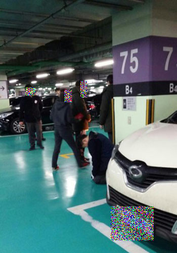 ▲ 지난 4일 온라인 커뮤니티에 퍼진 백화점 모녀의 '갑질'. ⓒ온라인 커뮤니티 캡쳐