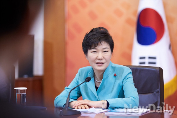 ▲ 핵심 국정과제 점검회의를 주재하고 있는 박근혜 대통령.  ⓒ청와대 제공