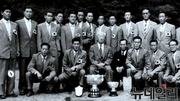 ▲ 이승만 대통령은 1956년 첫 아시안컵 우승을 차지한 대한민국 남자 축구대표팀을 축하했다.ⓒ아시안축구연맹