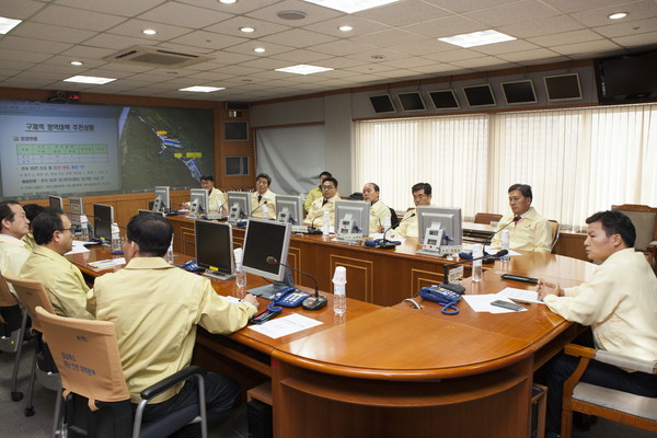 ▲ 경북도의회 정영길 농수산위원회 위원장(제일 오른쪽) 등 농수산 위원들이 5일 구제역 발생과 관련, 긴급 대책회의를 열었다.ⓒ도의회 제공