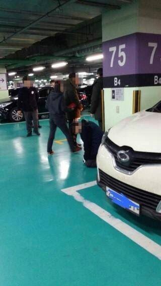 ▲ 현대백화점 부천 중동점에서 한 모녀고객이 아르바이트 주차요원의 무릎을 꿇리고 폭언을 했다는 주장이 인터넷을 통해 알려지며 네티즌들의 공분을 샀다. 하지만 가해자로 지목된 모녀측은 알바생들의 무릎을 강제로 꿇리게 하거나 손찌검을 한 적이 없다고 반박하고 있어, 이른바 ‘갑질모녀 사건’을 둘러싼 양측의 주장이 엇갈리고 있다.ⓒ 사진 인터넷 커뮤니티 사이트 캡처