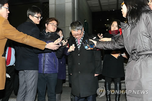 ▲ 청와대 문건 유출에 개입한 혐의로 청구된 구속영장이 기각된 조응천 전 청와대 공직기강비서관이 31일 오전 서울 중앙지검을 나서고 있다. 2014.12.31ⓒ 사진 연합뉴스