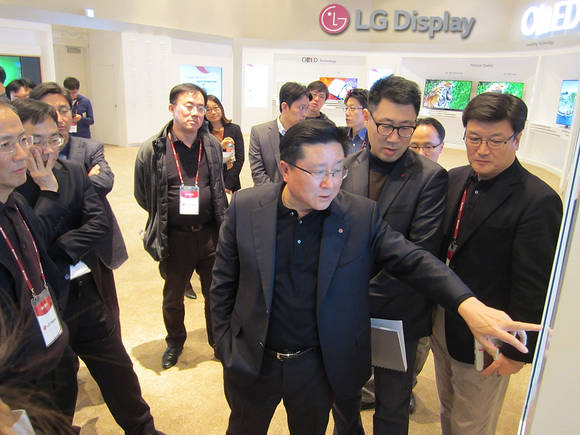 ▲ 한상범 사장이 CES 2015에서 선보일 OLED TV 등을 최종 점검하고 있다. ⓒLG디스플레이.