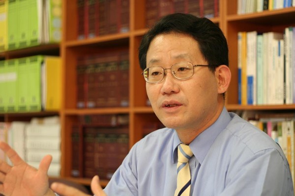 ▲ 국회 정론관에 갤럭시 탭을 들고 현안 브리핑을 하는 스마트한 대변인인 새정치민주연합 유기홍 수석대변인. ⓒ유기홍 의원 홈페이지