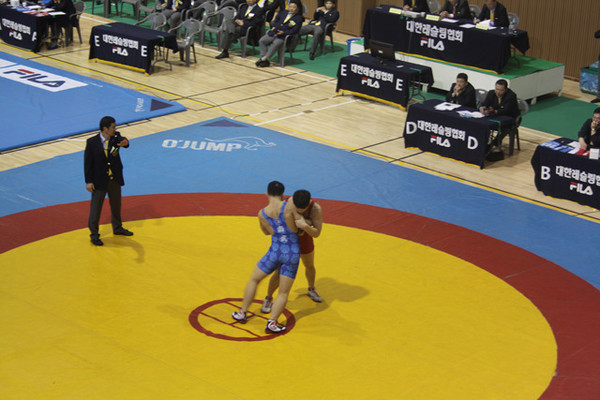 ▲ 김천시가 6일부터 10일까지 5일간 김천실내체육관에서 ‘2015 레슬링 국가대표선발전’을 개최한다 사진은 지난해 경기장면ⓒ김천시 제공