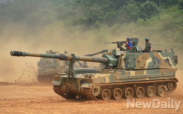 ▲ K-9자주포가 기동훈련을 하고있다.ⓒ뉴데일리 정상윤 사진기자