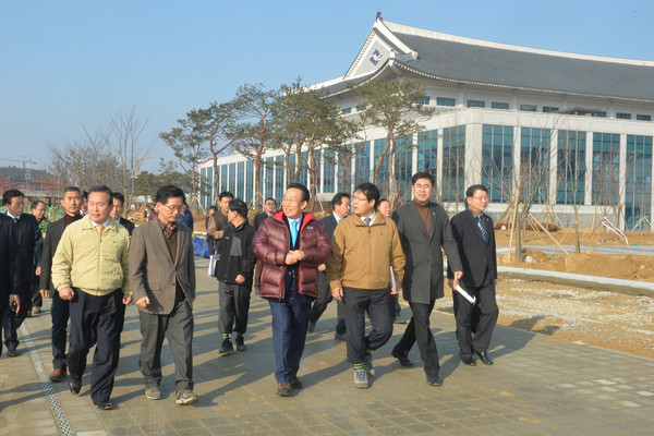 ▲ 김관용 경북도지사가 6일 도청 신청사 현장을 찾아 도청이전과 관련한 보고를 듣고 현장을 둘러봤다.ⓒ경북도 제공