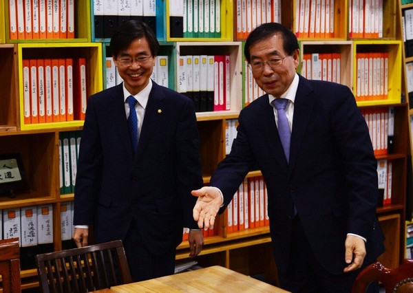 ▲ 새정치민주연합 조경태(왼쪽) 당 대표 후보가 6일 오전 중구 서울시청 신청사에서 박원순 서울시장과 인사를 나누고 있다.ⓒ조경태 의원실