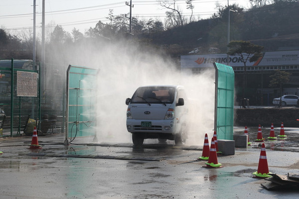 ▲ 예천군이 실시하고 있는 소독실시 및 소독필증 교부 장면 ⓒ예천군 제공