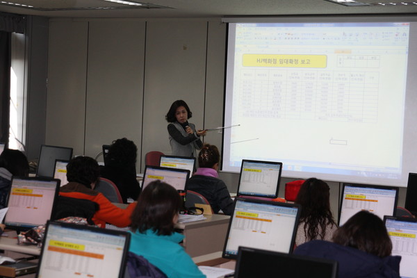 ▲ 전문강사가 ITQ 자격증 엑셀 프로그램을 강의 하고 있다