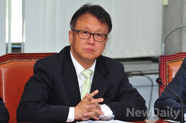 ▲ 새정치민주연합의 정책연구소인 민주정책연구원의 민병두 원장. 사진은 새정치연합 비상대책위원 회의에 배석한 민병두 원장의 모습. ⓒ뉴데일리 이종현 기자