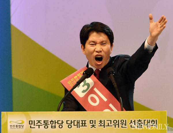 ▲ 새정치민주연합 차기 지도부 선출을 위한 예비경선이 7일 국회의원회관 대회의실에서 열렸다. 당 대표에 도전하는 이인영 의원은 컷오프 통과가 유력시되는 문재인·박지원 의원을 정면에서 겨눴다.  ⓒ뉴데일리DB