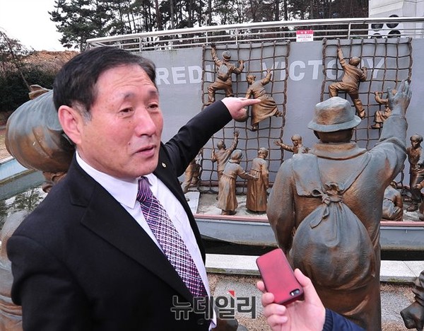▲ 이경필 원장이, 흥남철수 작전 당시 메러디스 빅토리호와 배에 오르는 피란민들을 표현한 조형물을 가리키며, 자유를 찾아 고향을 떠난 피난민들의 절박함과 급박했던 당시 상황을 설명하고 있다.ⓒ 사진 뉴데일리 정재훈 기자