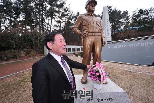 ▲ 김백일 장군 동상 앞에 선 이경필 원장. 이 원장은“10만 명에 이르는 피란민들에게 자유의 땅과 생명을 준 김백일 장군의 정신은 그 어떤 가치보다도 먼저 생각돼야 한다”고  강조했다.ⓒ 사진 뉴데일리 정재훈 기자