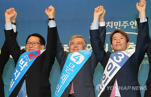 ▲ 새정치민주연합 2·8전당대회에 출마한 박지원(왼쪽부터)·문재인·이인영 당대표 후보가 7일 국회 의원회관에서 열린 예비경선에 통과되고 나서 손을 들어 선거인단에 답례하고 있다. ⓒ연합뉴스