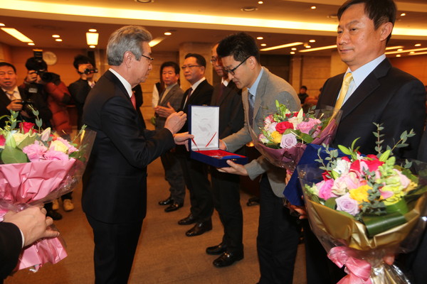 ▲ 최삼규 대한건설협회장(오른쪽 두번째)와 이은충 화성개발 서울지사 과장(제일 오른쪽)이 건설업 윤리경영대상을 받고 있다.ⓒ화성산업 제공