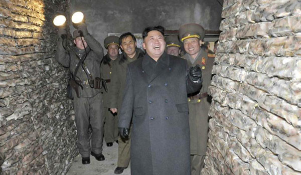 ▲ "우와, 이 물고기들 좀 봐! 역시 노예들을 좀 희생해야 성과가 생겨!" 북한의 울트라 甲 김정은은 주민들을 노예처럼 학대하고 있다. ⓒ北선전매체 보도화면 캡쳐