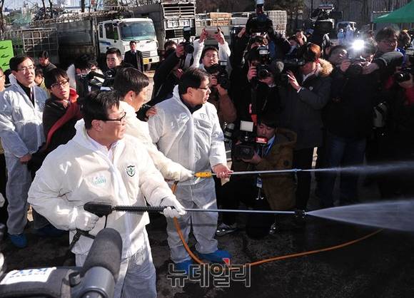 ▲ 이동필 농림축산식품부 장관이 직접 구제역 방역소독 작업을 해보고 있다.ⓒ