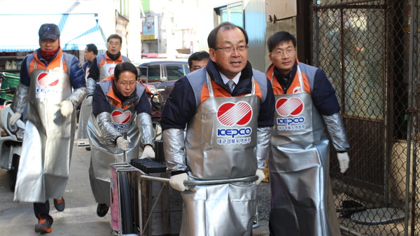 ▲ 한전 대구경북본부는 7일 대구 서구 비산동 일대에서 박원형 본부장 등이 참여해 사랑의 연탄나눔 봉사활동을 펼쳤다.ⓒ한전 대구경북본부 제공