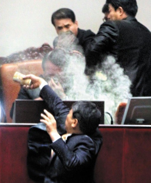 ▲ 한미FTA 비준을 반대한다며 2011년 11월 국회 의장석에 최루탄을 던진 전 통진당 김선동의원.