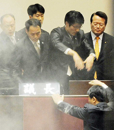 ▲ 한미FTA 비준을 반대한다며 2011년 11월 국회 의장석에 최루탄을 던진 전 통진당 김선동의원.
