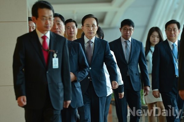 ▲ 이명박 전 대통령의 자서전이 이번 달 내로 출간될 것으로 알려졌다. 사진은 지난 9월 미국으로 출국하고 있는 이명박 전 대통령의 모습. ⓒ뉴데일리 정상윤 기자