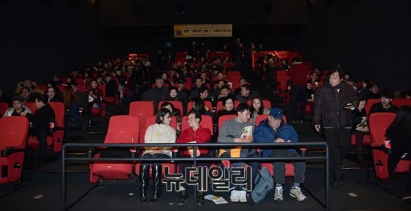 ▲ 7일 오후 서울 서대문구 CGV신촌 아트레온에서 독거노인, 청년대학생, 파독근로자, 월남참전용사 등이 1세대와 3세대가 짝을 지어 영화 '국제시장'을 관람했다.ⓒ뉴데일리 정상윤 기자