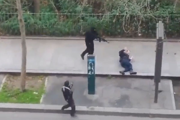 ▲ 7일 오전 11시 30분 무렵(현지시간) 프랑스 파리 11구역에 있는 시사만평 주간지 '샤를리 엡도'가 무슬림 테러리스트들의 공격을 받았다. 이로 인해 경찰 2명을 포함 12명이 사망하고, 20여 명이 부상을 입었다. 사진은 순찰 중이던 경찰을 총으로 쏜 뒤 확인사살하는 테러범. ⓒ사건 직후 유튜브 게재 영상 캡쳐