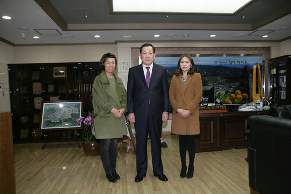 ▲ (주)강산에 조경 류혜영 대표 김항곤 (재)성주군별고을장학회 이사장과 기념촬영을 하고 있다ⓒ성주군 제공