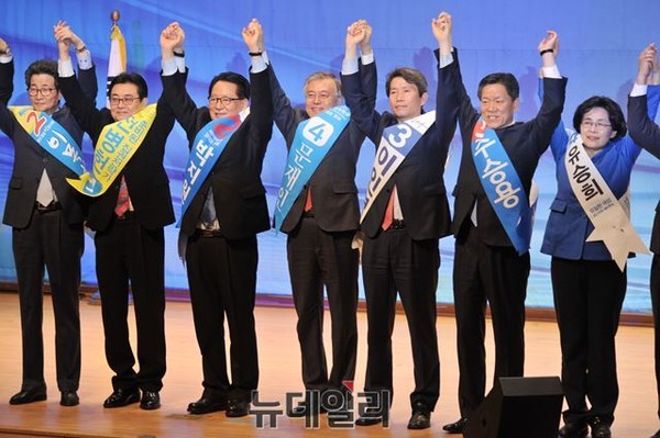 ▲ 만세하는 새정치 예비경선 컷오프 통과자들. ⓒ뉴데일리 이종현 기자