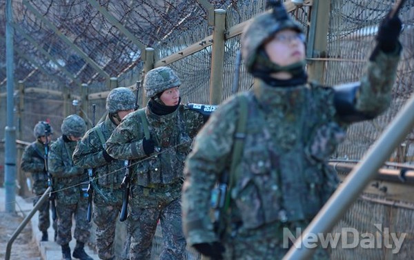▲ 전방 GOP 부대 순찰하는 육군장병.ⓒ뉴데일리DB
